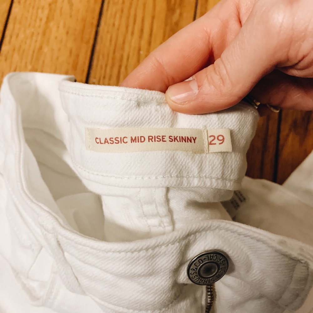 Levi's white classic mid rise skinny jeans